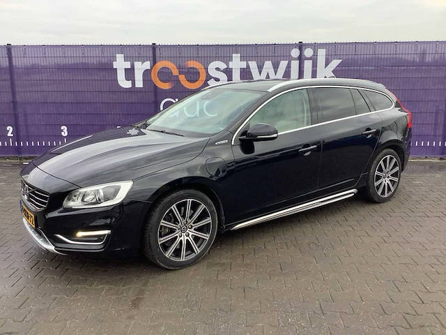 2014 - volvo - v60 - 2.4 d6 awd pl.i sum. - personenauto - afbeelding 1 van  28