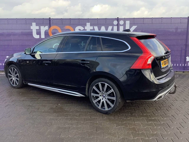2014 - volvo - v60 - 2.4 d6 awd pl.i sum. - personenauto - afbeelding 22 van  28