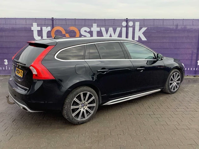 2014 - volvo - v60 - 2.4 d6 awd pl.i sum. - personenauto - afbeelding 23 van  28
