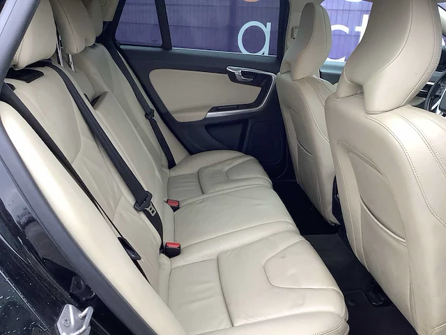 2014 - volvo - v60 - 2.4 d6 awd pl.i sum. - personenauto - afbeelding 26 van  28