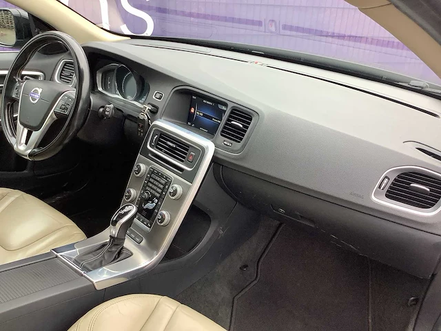 2014 - volvo - v60 - 2.4 d6 awd pl.i sum. - personenauto - afbeelding 28 van  28