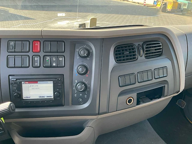 2014 daf lf 220 fa vrachtwagen met laadklep - afbeelding 21 van  44