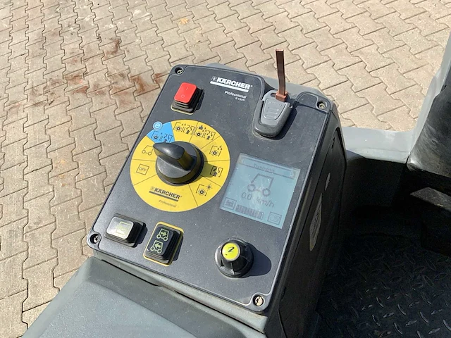 2014 kärcher professional b150r bp vloerreiniger - afbeelding 14 van  17