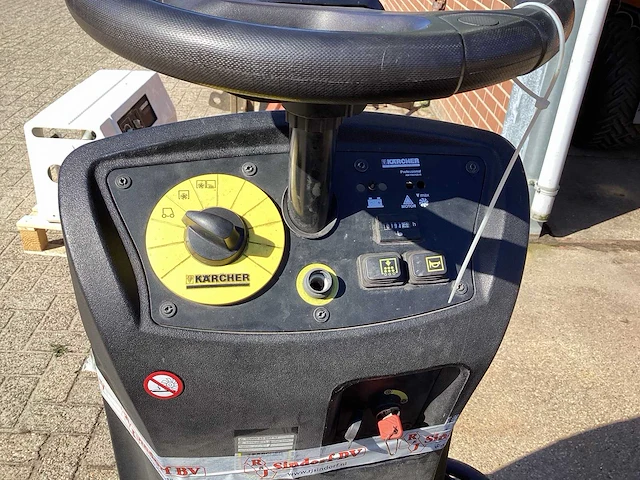 2014 kärcher professional km 100/100 r zelfrijdende veegmachine - afbeelding 7 van  11