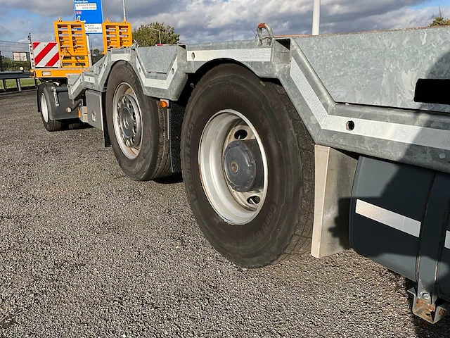 2014 mercedes-benz actros 2563 euro6 oprijwagen met dieplader - afbeelding 2 van  50