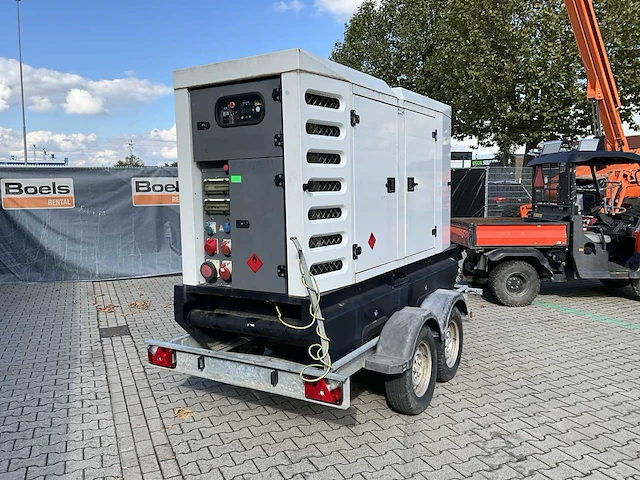 2014 sdmo r 135ce stroom aggregaat aanhangwagen - afbeelding 22 van  27