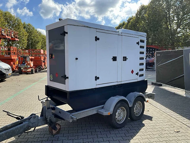 2014 sdmo r 135ce stroom aggregaat aanhangwagen - afbeelding 25 van  27