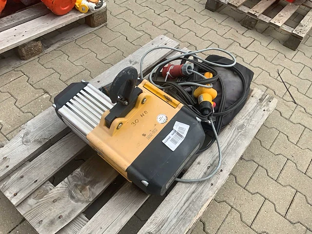 2014 yale cpvf 10.8 elektrische kettingtakel - afbeelding 1 van  3