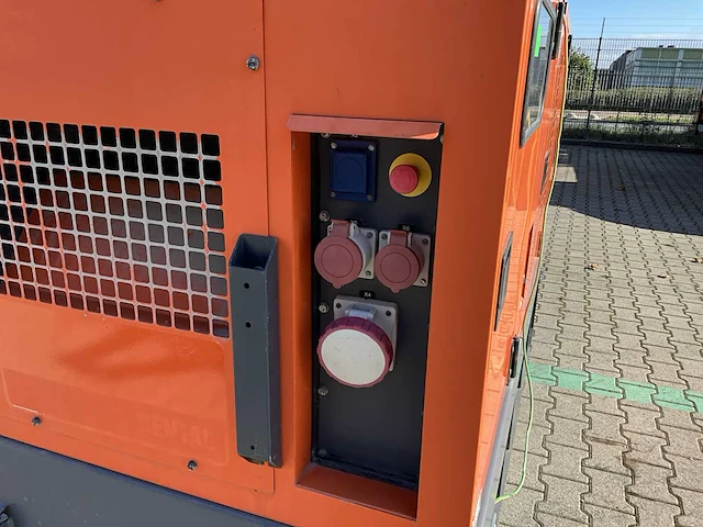 2015 atlas copco qas 60 geluidgedempt dieselaggregaat 60 kva - afbeelding 7 van  12