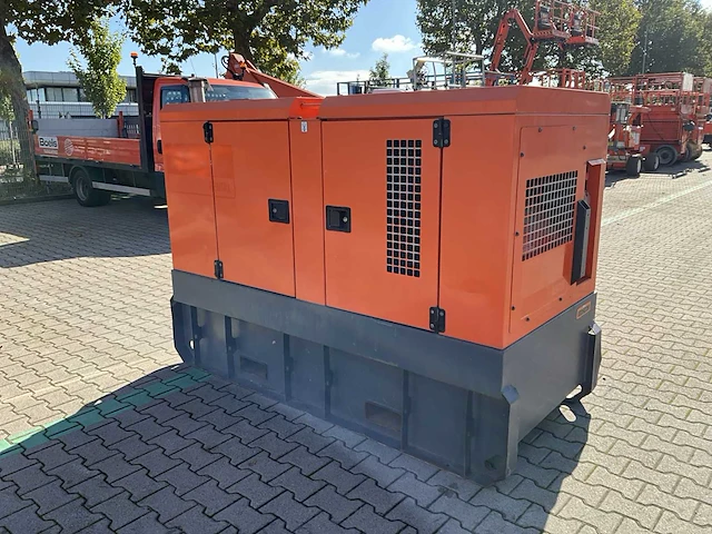 2015 atlas copco qas 60 geluidgedempt dieselaggregaat 60 kva - afbeelding 8 van  12