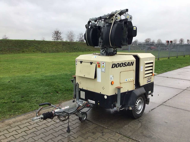 2015 doosan lsv9 mobiele lichtmast - afbeelding 1 van  6