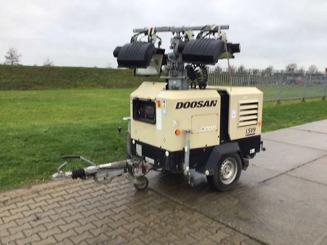 2015 doosan lsv9 mobiele lichtmast - afbeelding 1 van  6