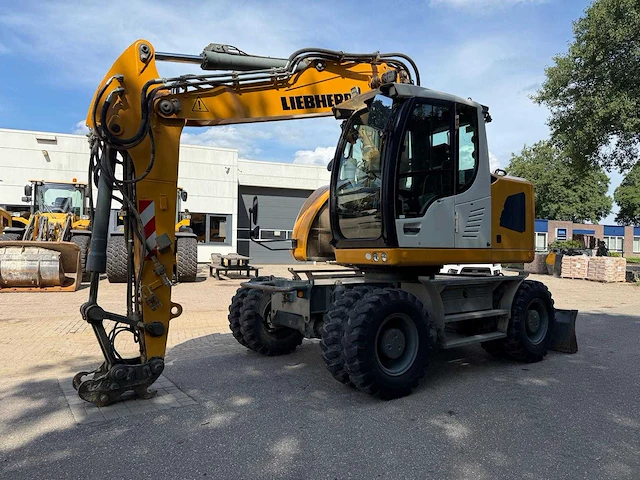 2015 liebherr a 918 compact banden graafmachine - afbeelding 1 van  16