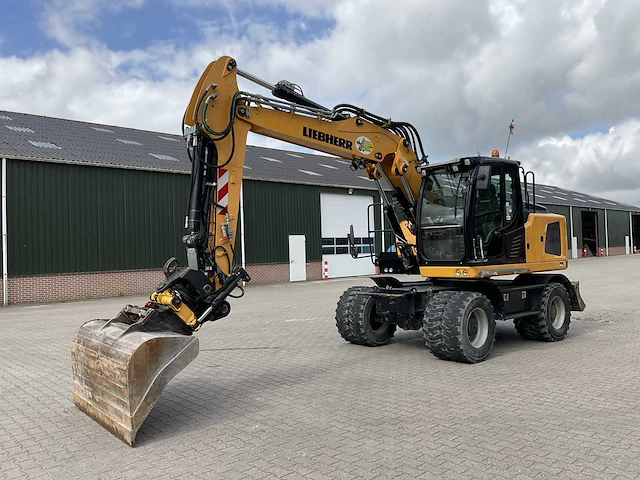 2015 liebherr a914 banden graafmachine - afbeelding 1 van  48