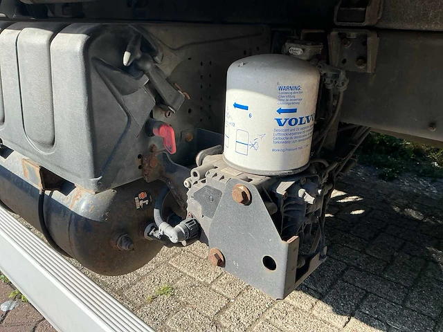 2015 volvo 250 vrachtwagen met gesloten opbouw - afbeelding 16 van  98