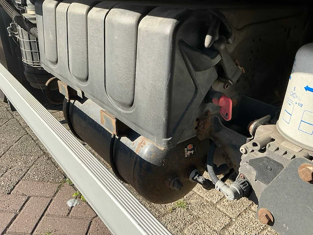 2015 volvo 250 vrachtwagen met gesloten opbouw - afbeelding 17 van  98