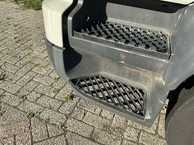 2015 volvo 250 vrachtwagen met gesloten opbouw - afbeelding 24 van  98