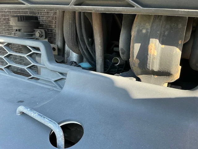 2015 volvo 250 vrachtwagen met gesloten opbouw - afbeelding 33 van  98