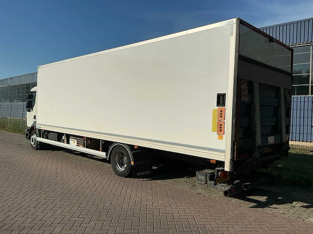 2015 volvo 250 vrachtwagen met gesloten opbouw - afbeelding 34 van  98