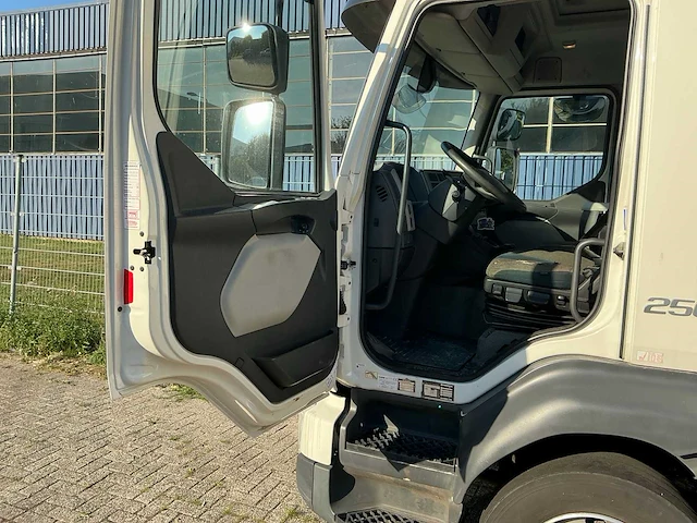 2015 volvo 250 vrachtwagen met gesloten opbouw - afbeelding 55 van  98