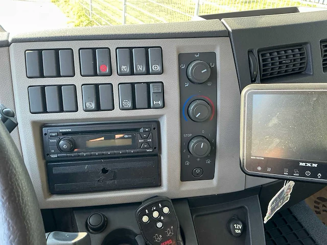 2015 volvo 250 vrachtwagen met gesloten opbouw - afbeelding 65 van  98