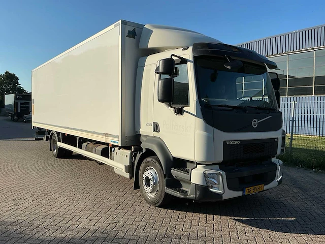 2015 volvo 250 vrachtwagen met gesloten opbouw - afbeelding 56 van  98