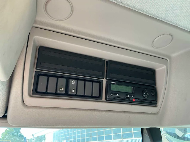2015 volvo 250 vrachtwagen met gesloten opbouw - afbeelding 70 van  98