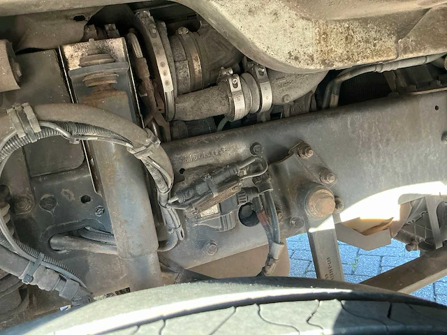 2015 volvo 250 vrachtwagen met gesloten opbouw - afbeelding 94 van  98