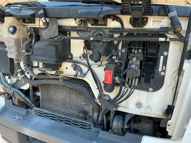 2015 volvo 250 vrachtwagen met gesloten opbouw - afbeelding 95 van  98