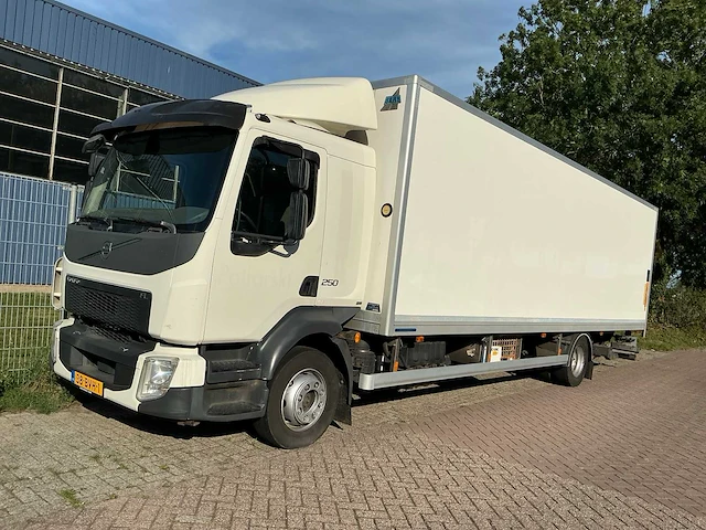 2015 volvo 250 vrachtwagen met gesloten opbouw - afbeelding 1 van  98