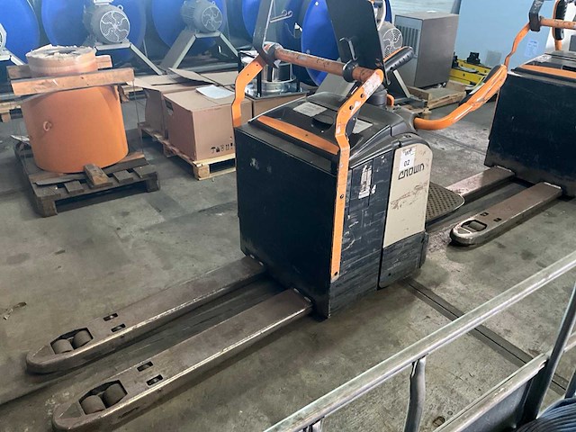 2016 crown wt 3040 stapelaar - afbeelding 1 van  9