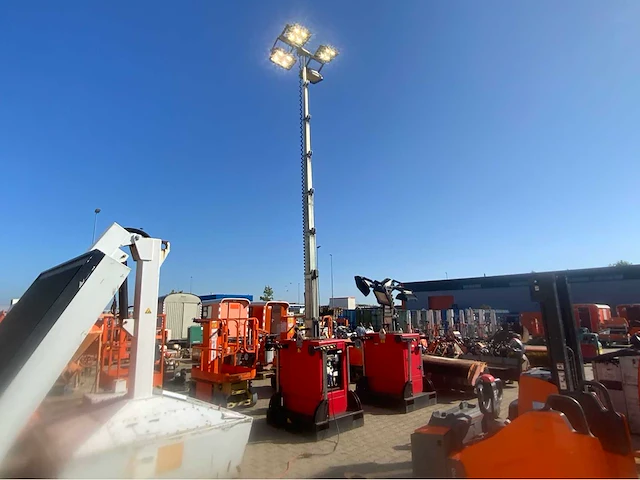 2016 ital tower basetower hydro led 4x300w stationaire lichtmast - afbeelding 1 van  14