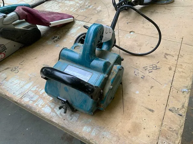 2016 makita 9741 borstel schuurmachine - afbeelding 1 van  3