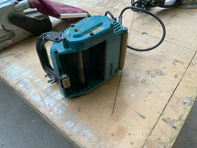 2016 makita 9741 borstel schuurmachine - afbeelding 2 van  3