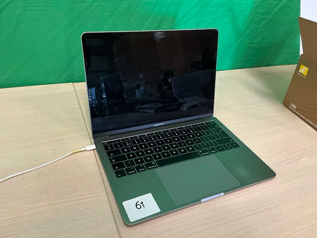 2017- apple - macbook pro - laptop - afbeelding 1 van  3