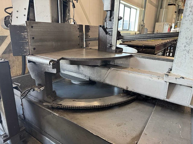 2017 bomar construction 820.450 dgs cnc semi automatische bandzaagmachine met aan-/afvoerbaan - afbeelding 6 van  33