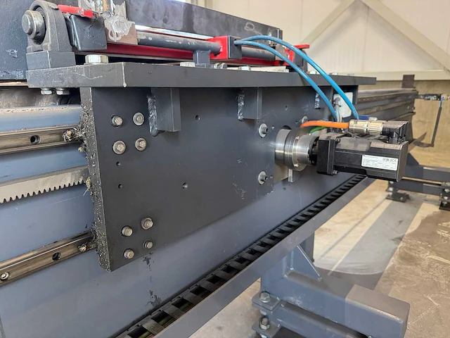 2017 bomar construction 820.450 dgs cnc semi automatische bandzaagmachine met aan-/afvoerbaan - afbeelding 14 van  33