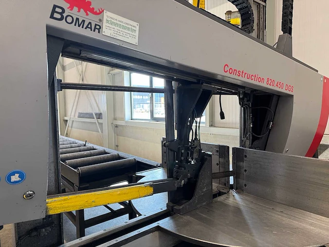2017 bomar construction 820.450 dgs cnc semi automatische bandzaagmachine met aan-/afvoerbaan - afbeelding 31 van  33
