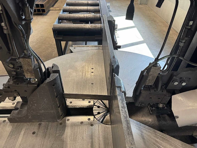 2017 bomar construction 820.450 dgs cnc semi automatische bandzaagmachine met aan-/afvoerbaan - afbeelding 32 van  33