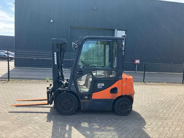 2017 doosan d25s-5 vorkheftruck - afbeelding 1 van  6