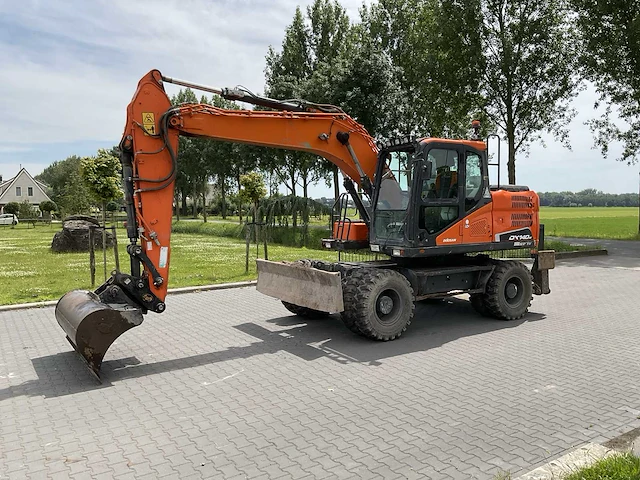 2017 doosan dx140w-5 banden graafmachine - afbeelding 1 van  42