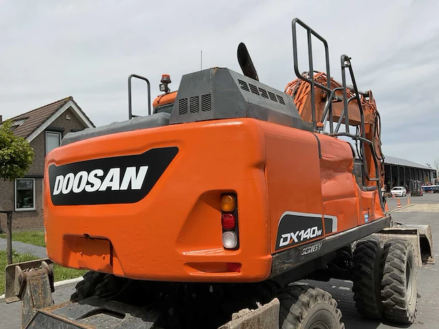 2017 doosan dx140w-5 banden graafmachine - afbeelding 18 van  42