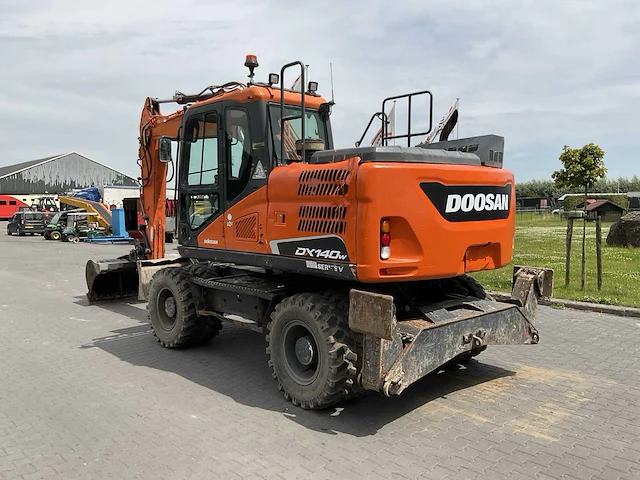 2017 doosan dx140w-5 banden graafmachine - afbeelding 41 van  42