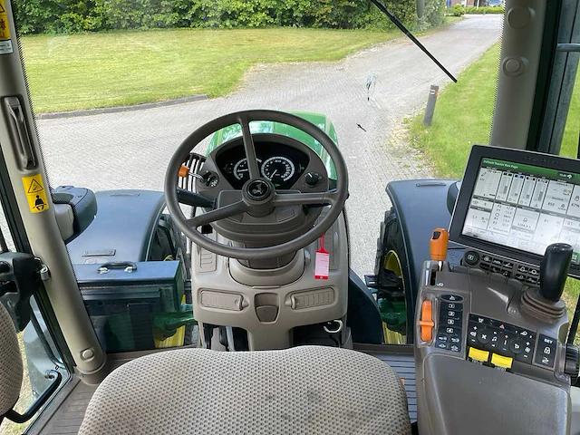2017 john deere 6155r vierwielaangedreven landbouwtractor - afbeelding 13 van  30
