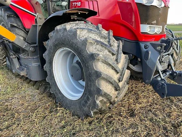 2017 massey ferguson 7718 dyna-vt vierwielaangedreven landbouwtractor met maaiarm - afbeelding 4 van  39