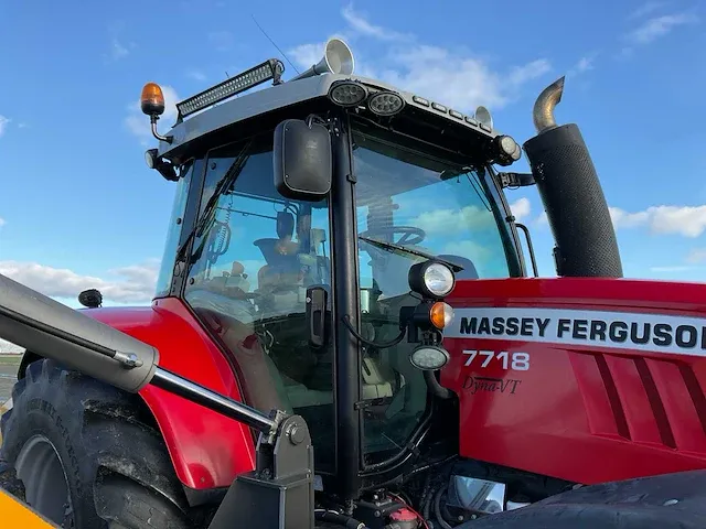 2017 massey ferguson 7718 dyna-vt vierwielaangedreven landbouwtractor met maaiarm - afbeelding 5 van  39