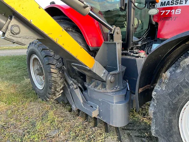 2017 massey ferguson 7718 dyna-vt vierwielaangedreven landbouwtractor met maaiarm - afbeelding 6 van  39