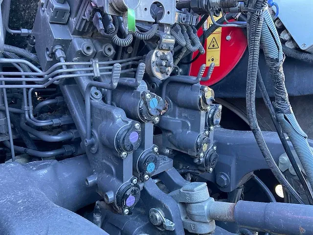 2017 massey ferguson 7718 dyna-vt vierwielaangedreven landbouwtractor met maaiarm - afbeelding 21 van  39