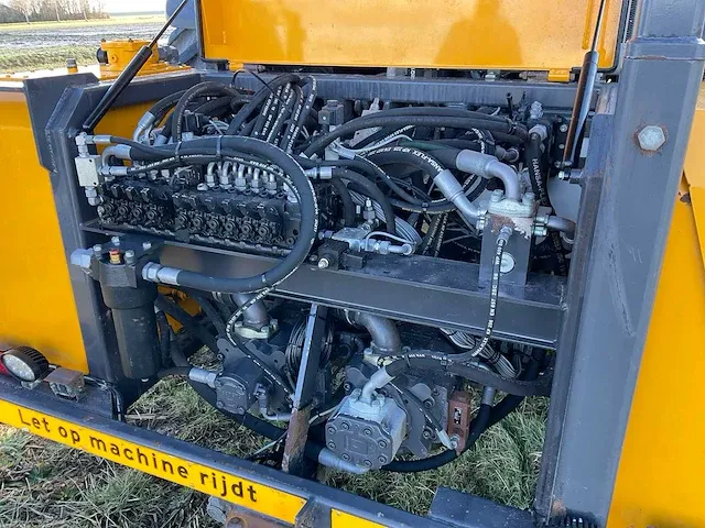 2017 massey ferguson 7718 dyna-vt vierwielaangedreven landbouwtractor met maaiarm - afbeelding 24 van  39