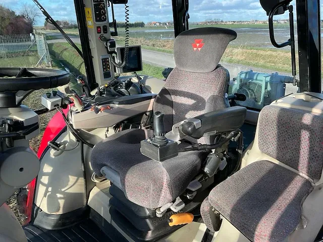 2017 massey ferguson 7718 dyna-vt vierwielaangedreven landbouwtractor met maaiarm - afbeelding 26 van  39